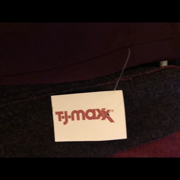 Maroon skirt stretchy - Picture 2 of 4